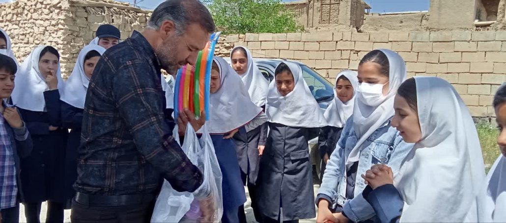 برگزاری مسابقات ورزشی بین دانشآموزان روستای اخچلو از توابع بخش مرکزی شهرستان کبودرآهنگ بمناسبت اولین سالگرد شهدای خدمت به همت اداره ورزش و جوانان و هیئت ورزشهای همگانی شهرستان کبودرآهنگ