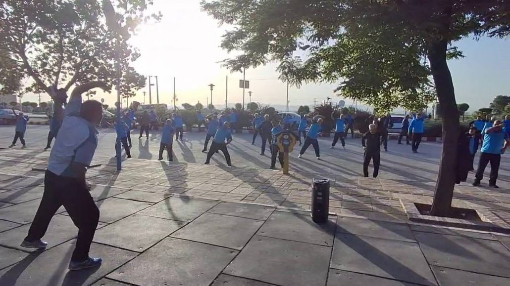 اجرای ورزش صبحگاهی در پارک سفال شهر جهانی لالجین با شعار هفته بدون دخانیات